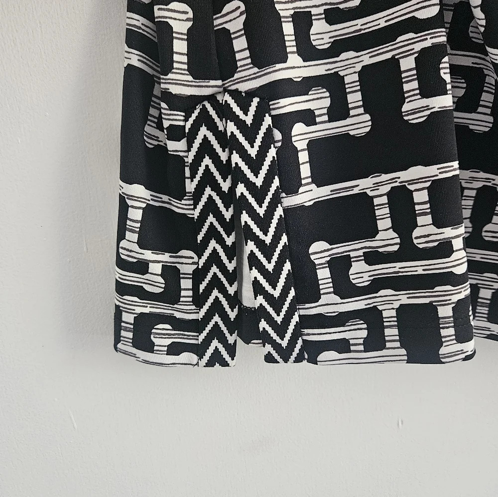 J. McLaughlin Black White Geometric Print Tunic Top Small V-Neck 3/4 Sleeve - Picture 5 of 10